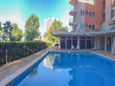Apartament cu 3 camere la intrare in Mamaia in bloc cu piscina privata