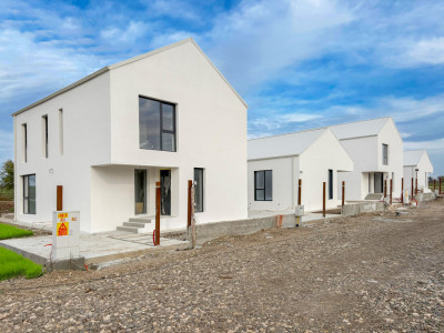 Vila P+1 in Valu lui Traian, pe partea dreapta - Avostar Villas