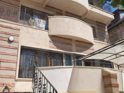 Vând vila zona Faleza Nord Constanta