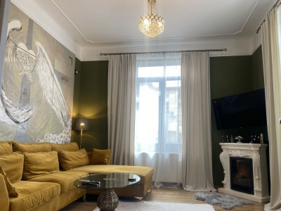 Apartament 3 camere la curte in zona Casei De Cultura