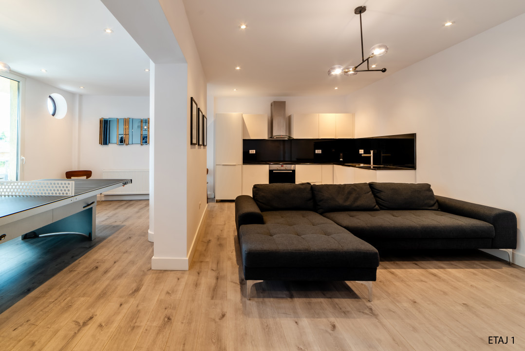 Cladire S+P+2+M centrul orasului pe Bld.Mamaia cu 3 apartamente+spatiu comercial