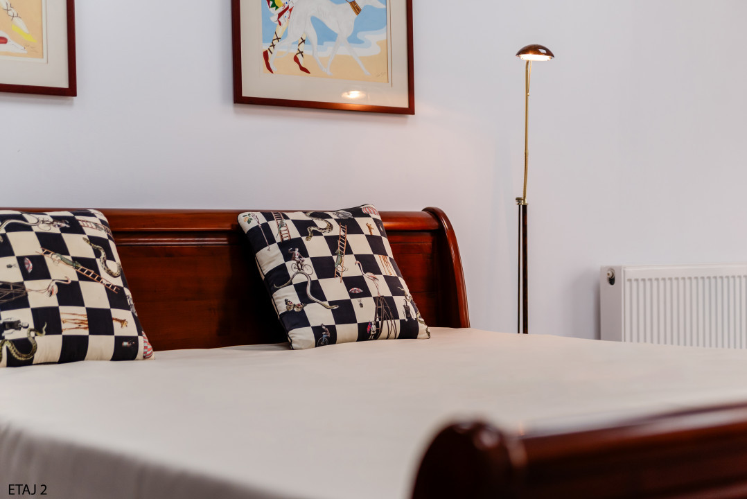 Cladire S+P+2+M centrul orasului pe Bld.Mamaia cu 3 apartamente+spatiu comercial