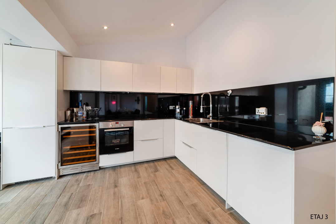 Cladire S+P+2+M centrul orasului pe Bld.Mamaia cu 3 apartamente+spatiu comercial