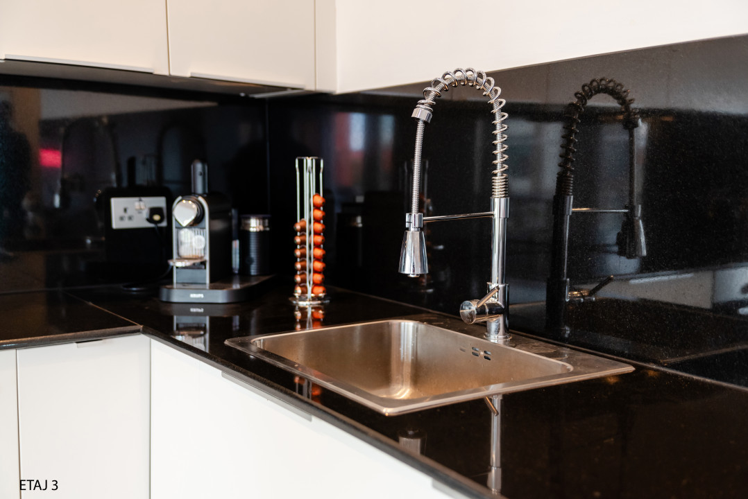 Cladire S+P+2+M centrul orasului pe Bld.Mamaia cu 3 apartamente+spatiu comercial