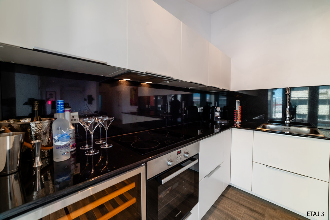 Cladire S+P+2+M centrul orasului pe Bld.Mamaia cu 3 apartamente+spatiu comercial