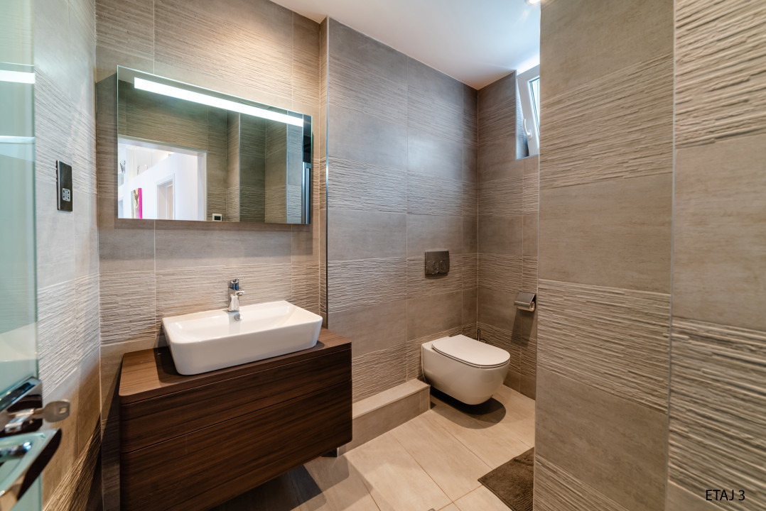 Cladire S+P+2+M centrul orasului pe Bld.Mamaia cu 3 apartamente+spatiu comercial