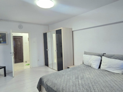 Studio luminoas 37 mp | Etaj 9 | Vedere panoramică la mare și port | bloc 1990