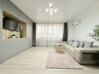 De inchiriat apartament 2 camere cu curte proprie și parcare, la 2 pași de mare 