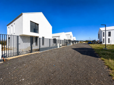 Vila P+1 in Valu lui Traian, pe partea dreapta - finisata complet