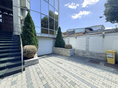 Vilă de închiriat spatioasă | 6 camere | Garaj spatios | Pozitie Centrala