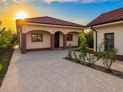 Casa cu 5 camere in Cumpăna-teren 915 mp, garaj si casa de oaspeți 