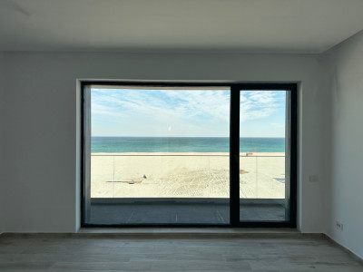 Apartament pe plaja cu 3 camere, vedere frontala  la mare in Statiunea Mamaia!